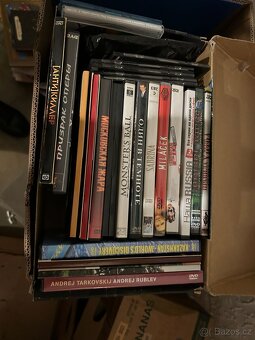 Dvě bedny knih – různé žánry + 1 krabice od bot s DVD - 1