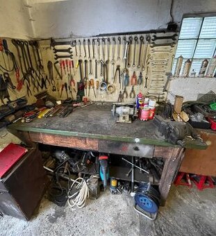 Extrémně masivní dílenský ponk se svěrákem