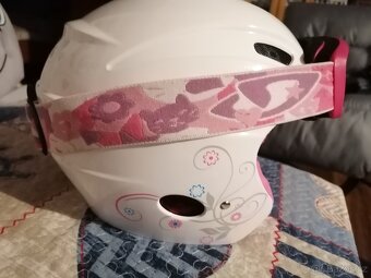 Lyžařská helma a lyžařské brýle