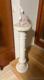 Mramorový sloup/ podstavec.