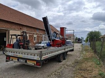 Přívěs 3,5 t - ložná plocha 6,5 m šíře 2,5 m.