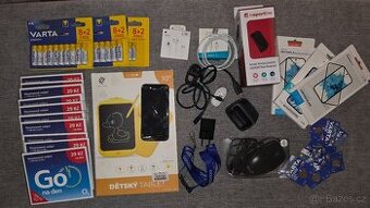 Rozbitej iPhone SE 2020 a hromada příslušenství