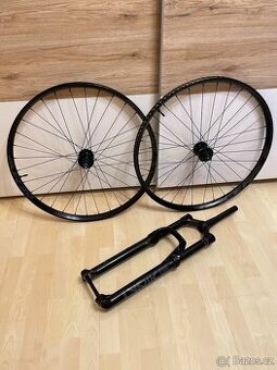 Rock Shox Lyrik Base 150 + zapletená kola Race Face (nové)