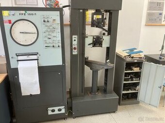 Univerzální zkušební stroj