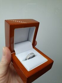 Celoosázený prsten z bílého zlata