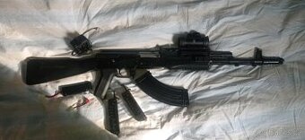Prodám airsoftovou zbraň AK-47 + příslušenství.