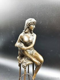 Dáma na barové židli - 27 cm - Bronz - 1