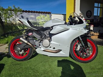 Ducati panigale v2 Rv.2018 najeto 9800km servisní kniha