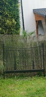 Kovová postel bez roštu s matracemi