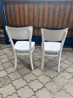 Dvě bílé dřevěné židle