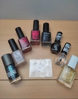 Laky na nehty, 13 ks za 250,-