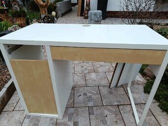 Počítačový stůl.