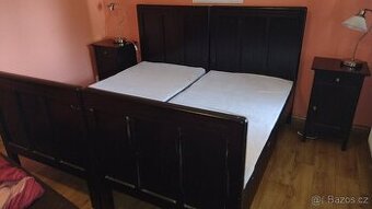 Staré postele se stolky