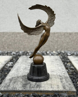 Bronzový andělský akt – Elegantní nahá žena s křídly