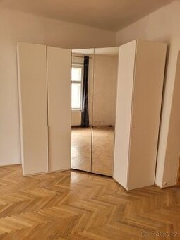 Rohová skříň v super stavu