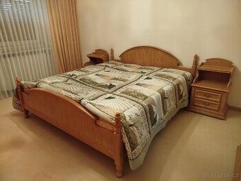 Kompletní postel s nočními stolky a komodou