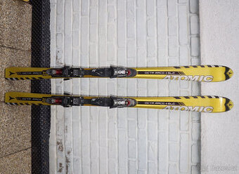 Carvingové lyže 160 cm slalomky Atomic, bezvadný stav.