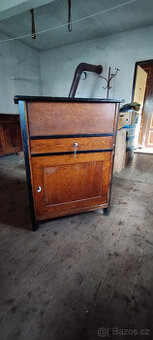 Starožitná dubová skříňka / mycí stolek
