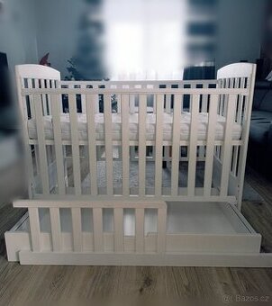 Krásná dětská postýlka s novou matraci