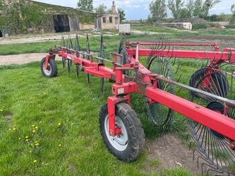 Obraceč slámy a nahrabovač sena