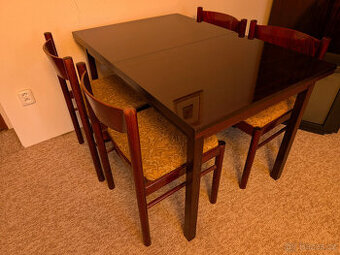 Jídelní stůl a 4 židle