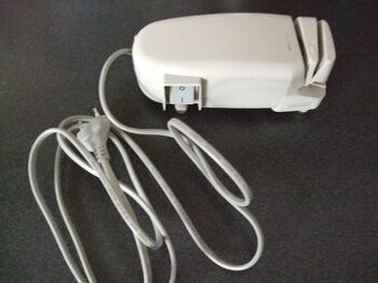 ELEKTRICKÝ BROUSEK NA NOŽE A NŮŽKY