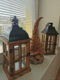 Dřevěné lampy a keramický skřítek