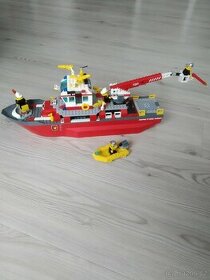 Lego hasičská loď - plave