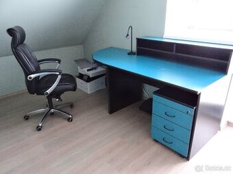 Nábytek do pracovny (stůl s kontejnerem, skříně)