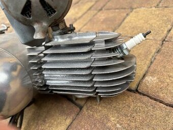 motor Jawa 550