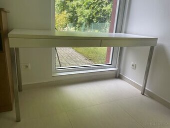 Psací sůl bílý s kovovou konstrukci