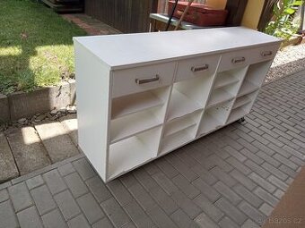 Skrin bila vhodna do detskeho pokoje
