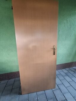 Dveře - za odvoz.