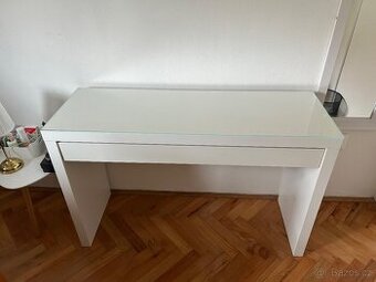 Psací stůl se skleněnou deskou