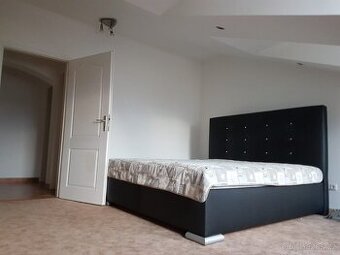 Koženková postel 200×200 s roštem a matracemi