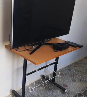 Stolek pod televizi
