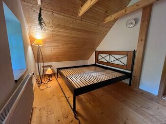 Kovaná postel s doplňky