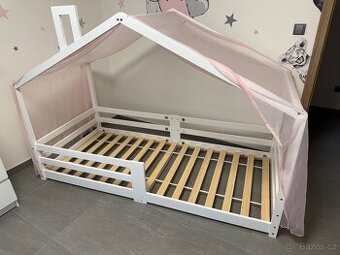 Dětská domečková postel se stříškou