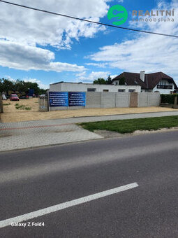 „Prostorný stavební pozemek 2 670 m² s mobilním...