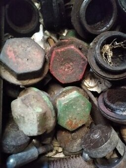 Prodám litinové zátky  převodovky na ZETOR25N a 25A