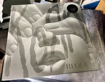Limitovaný vinyl Korn Requiem - coke bottle clear