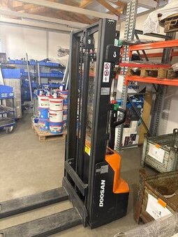 Elektrický vysokozdvižný paletový vozík