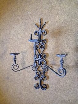 Kovaný kovový svícen na zeď