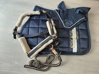 Mnoho věcí na kone a jezdce