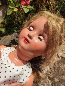 Krásná copatá panenka