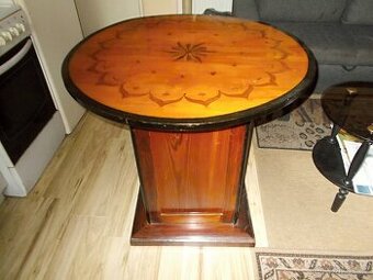 Starožitný intarzovaný stolek se skrytým úložným prostorem