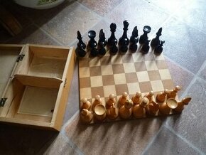 staré dřevěné šachy a skládací šachovnice