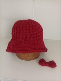 červený dámský háčkovaný klobouček