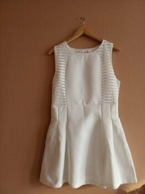 Zajímavé bílé pevné mini šaty