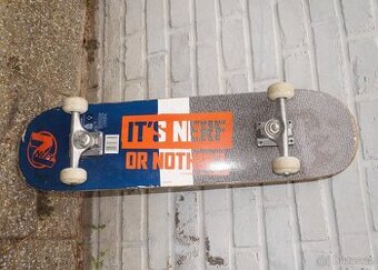 Málo jetý skateboard 30“ Nerf,dobrý stav, kolečka neojetá.